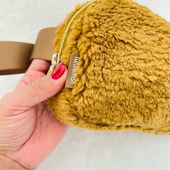 Lululemon Everywhere Fleece Belt Bag - Picture 7 of 11
